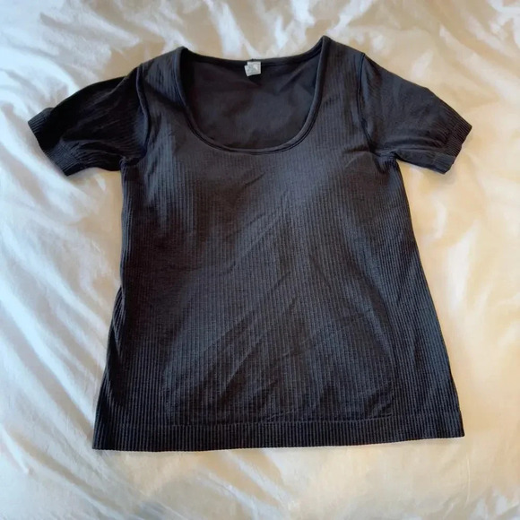 Lululemon Black Ebb to Street Short Sleeve Shirt in Black Size 10 - Picture 2 of 5